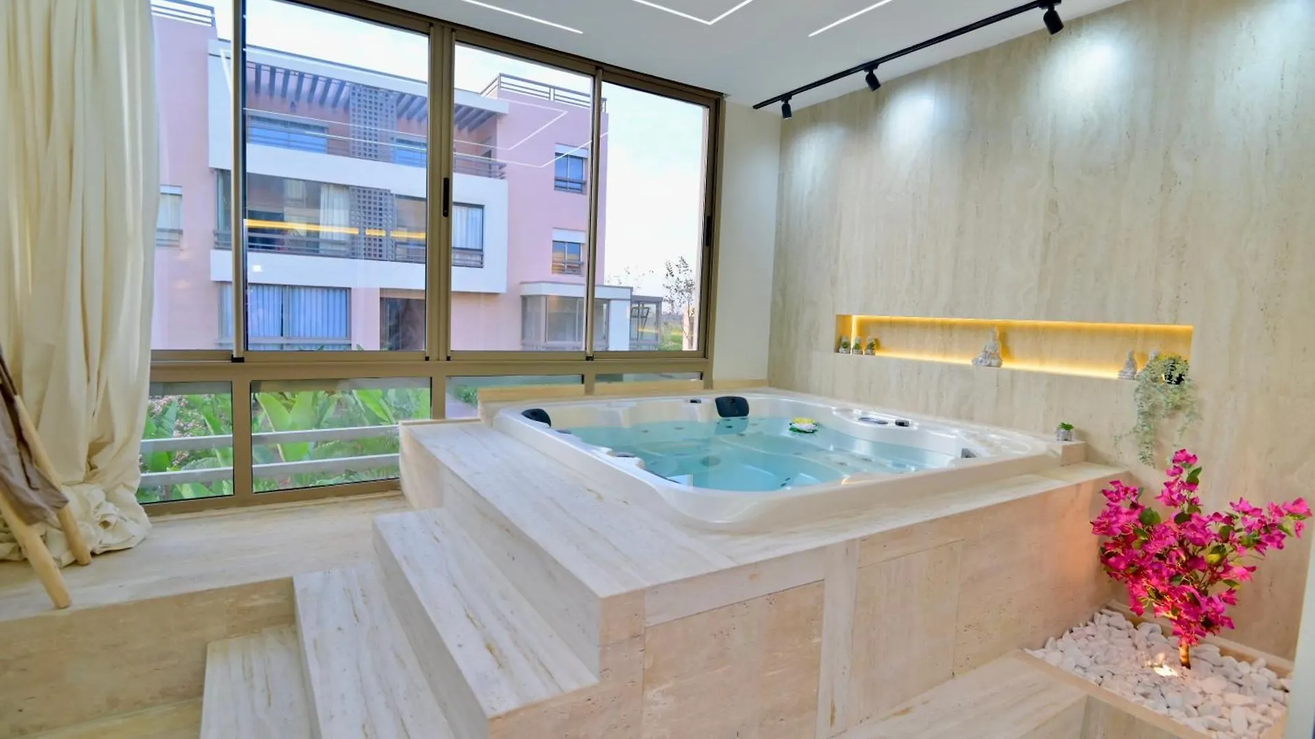 Luxury Apartment With Jaccuzi ile iletişim